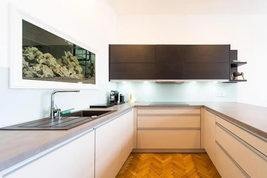 Apartment Stylovy Byt S Cervenou Pohovkou Kousek Od Hlavniho Nadrazi Brno