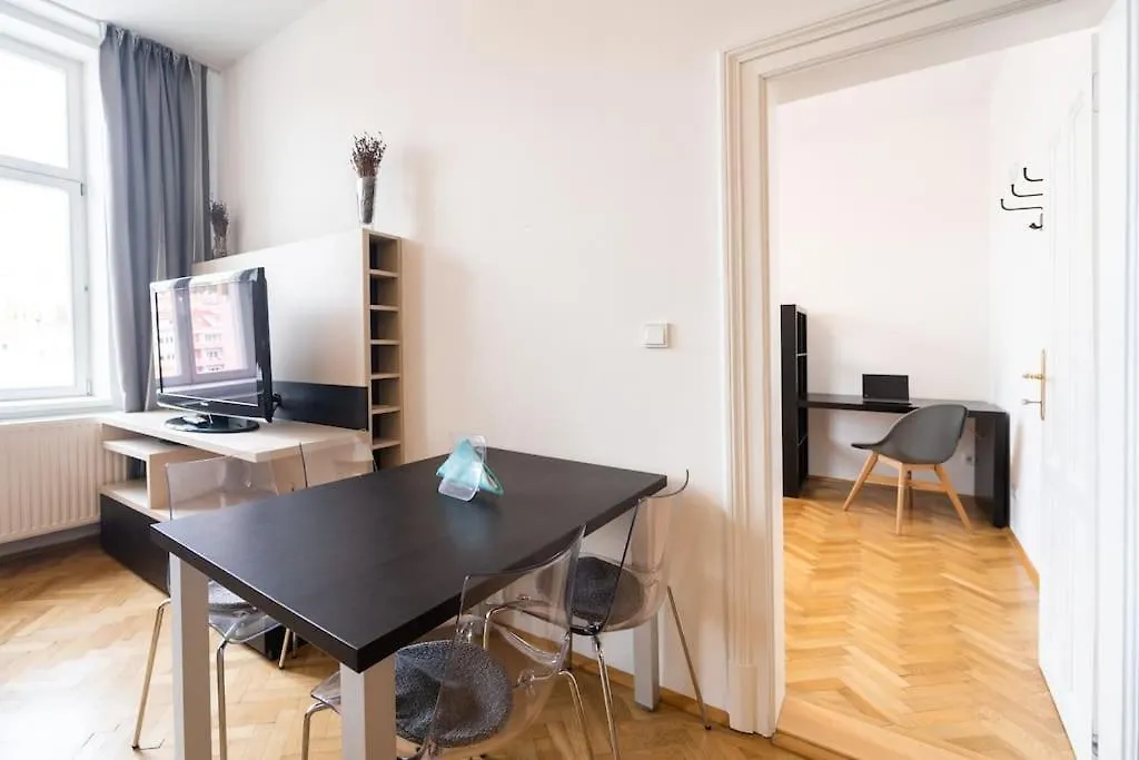 Apartment Stylovy Byt S Cervenou Pohovkou Kousek Od Hlavniho Nadrazi Brno