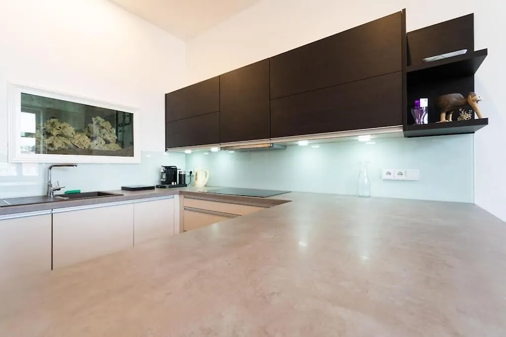 Apartment Stylovy Byt S Cervenou Pohovkou Kousek Od Hlavniho Nadrazi Brno Czech Republic