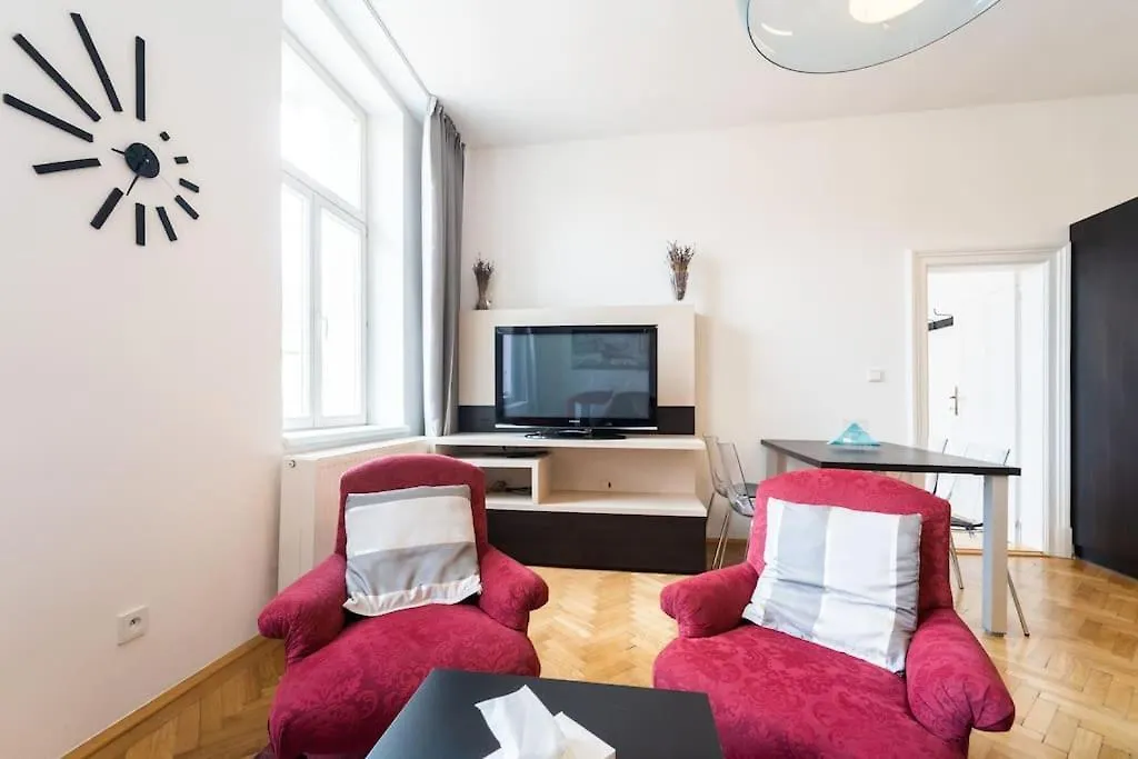 Stylovy Byt S Cervenou Pohovkou Kousek Od Hlavniho Nadrazi Brno Apartment